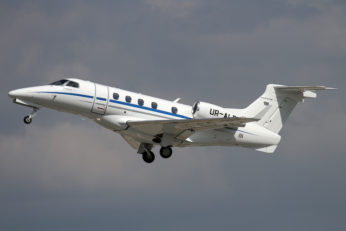 An Embraer Phenom 300